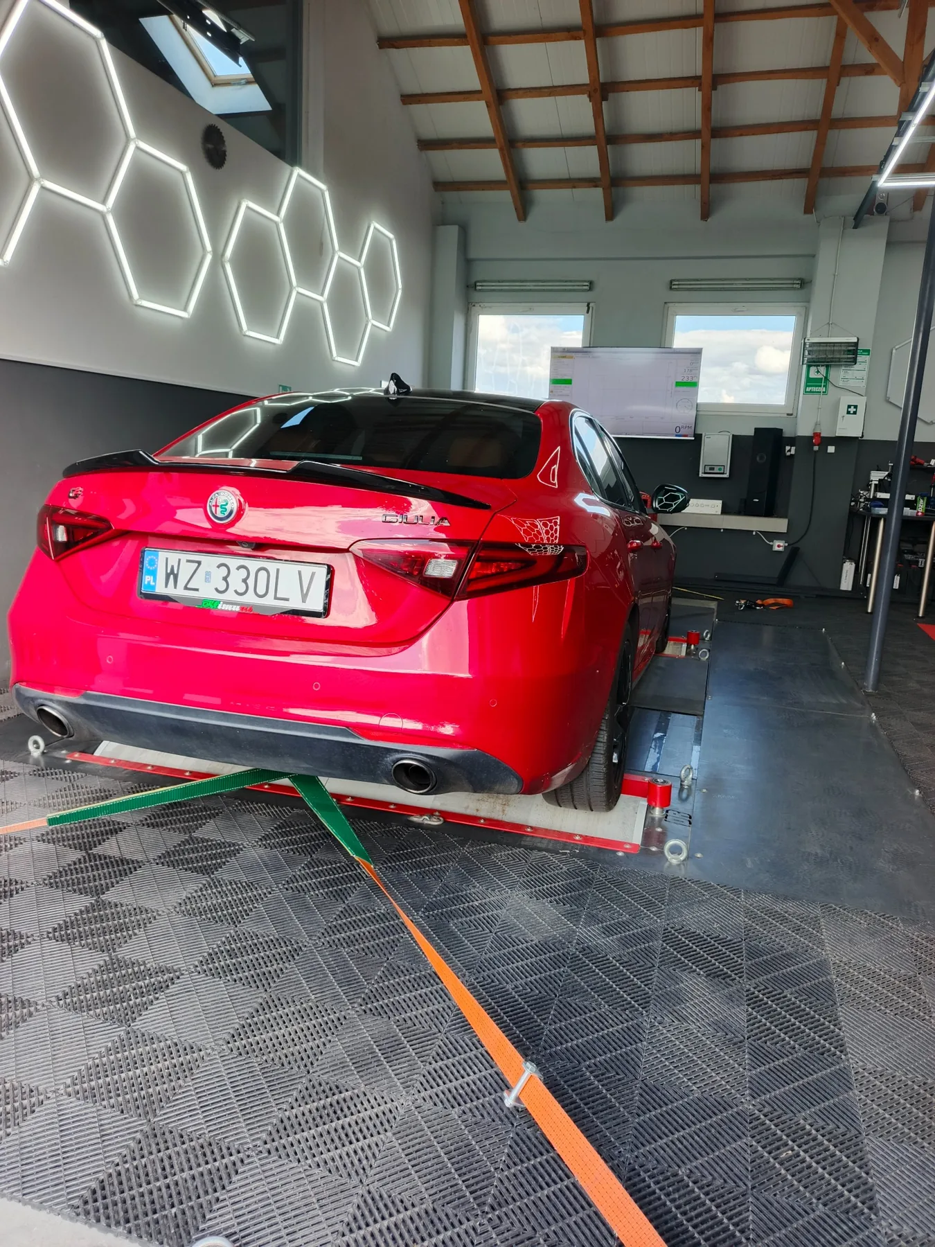 Czerwona Alfa Romeo Giulia na hamowni