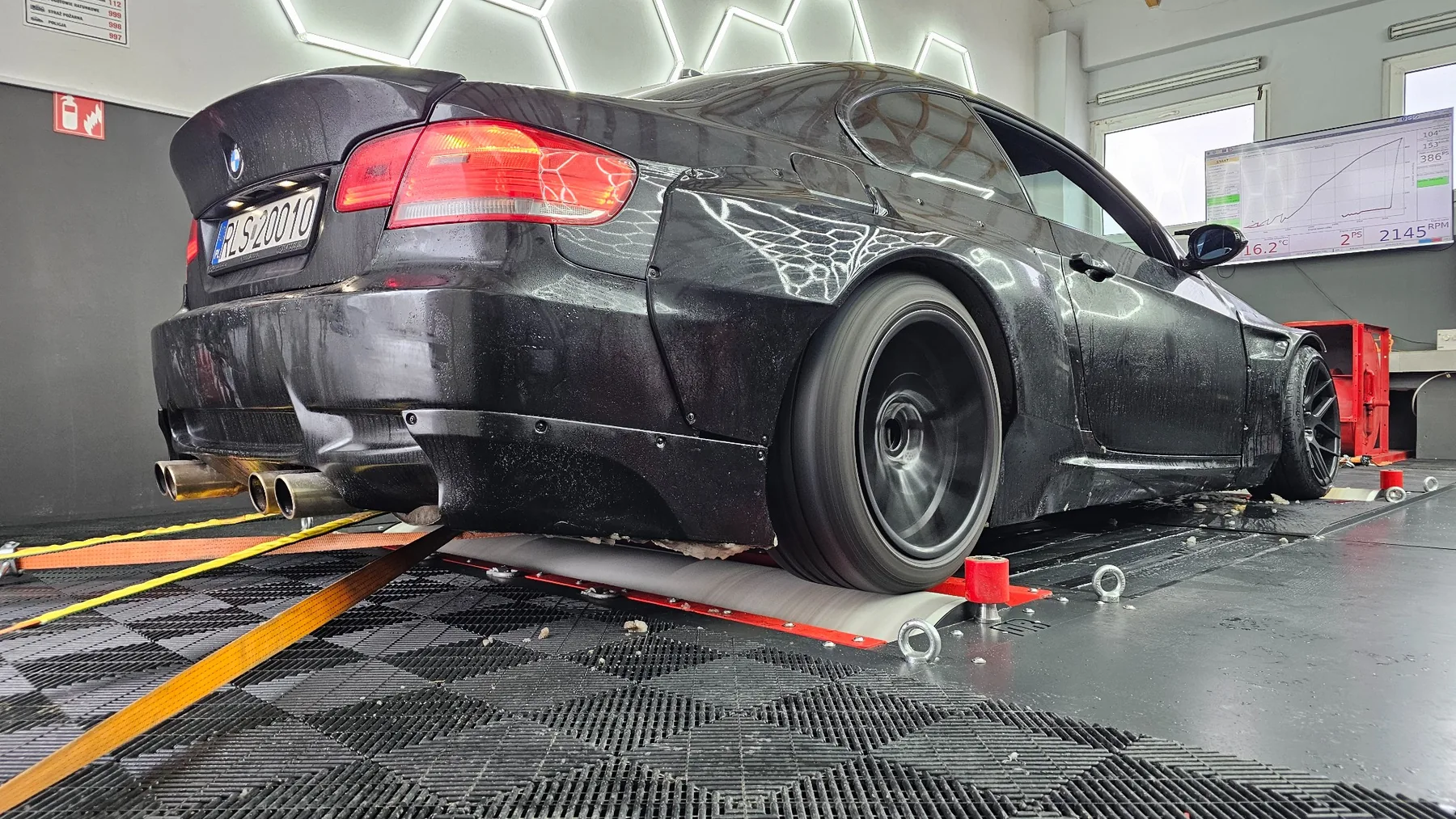 BMW E92 na hamowni podczas pomiaru