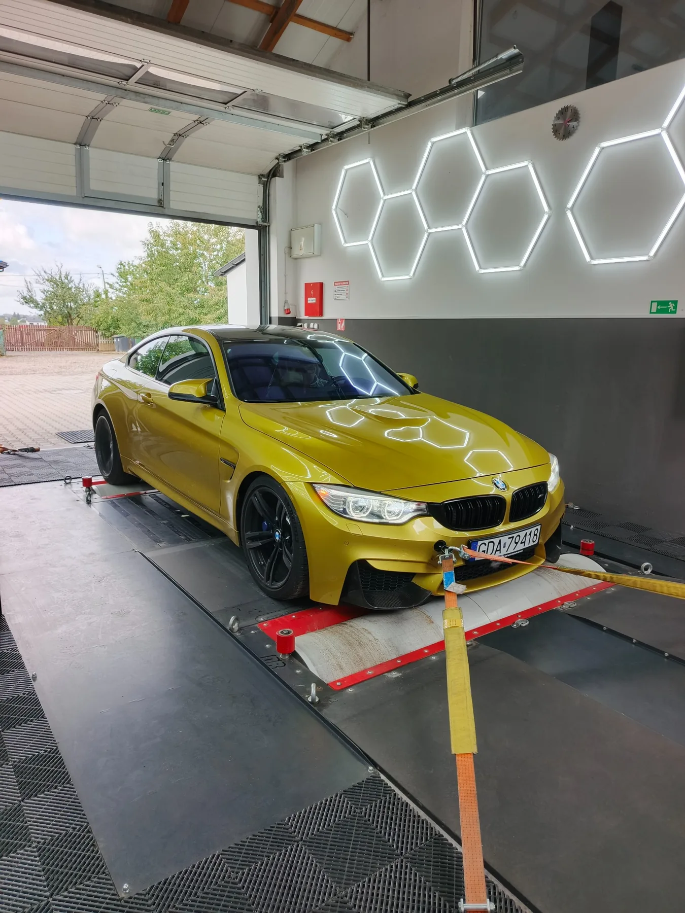 Złote BMW na hamowni MNgarage