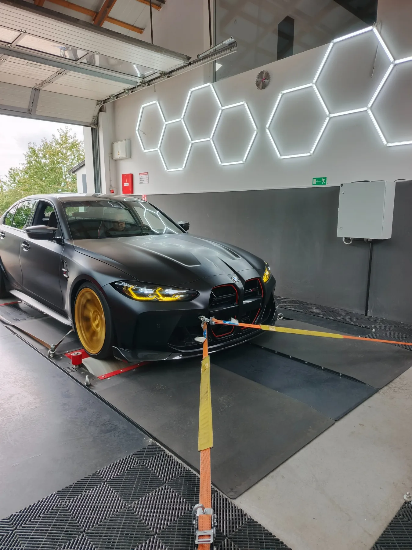 Czarne BMW na hamowni MNgarage