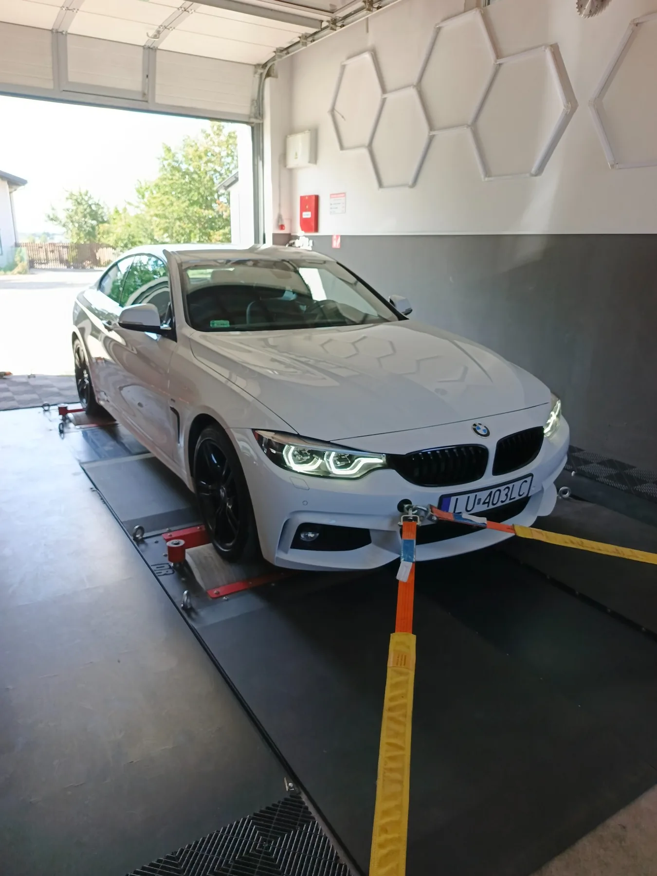 Białe BMW na hamowni MNgarage