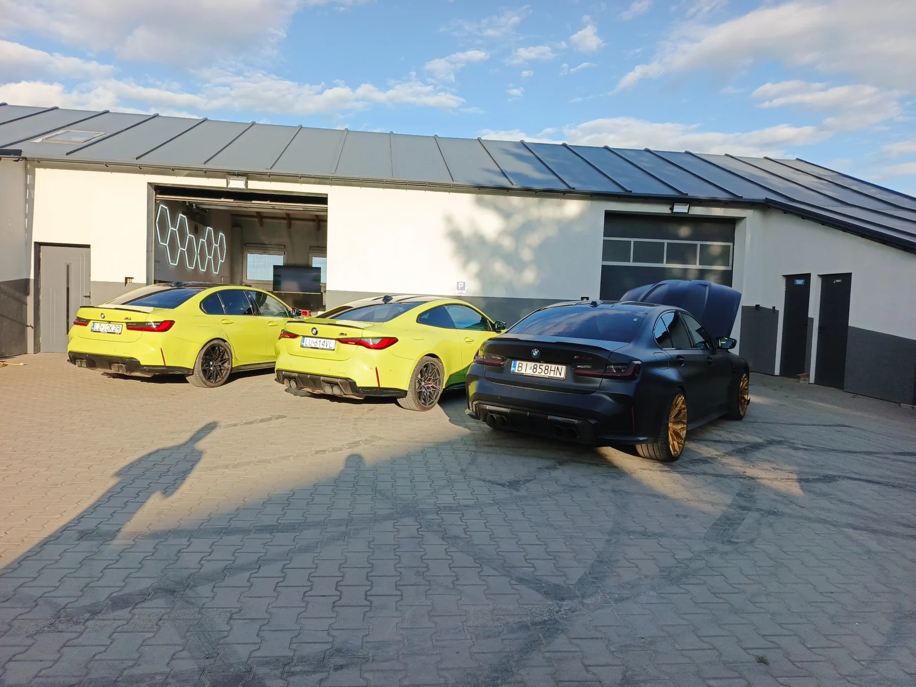 Samochody przed siedzibą MNgarage