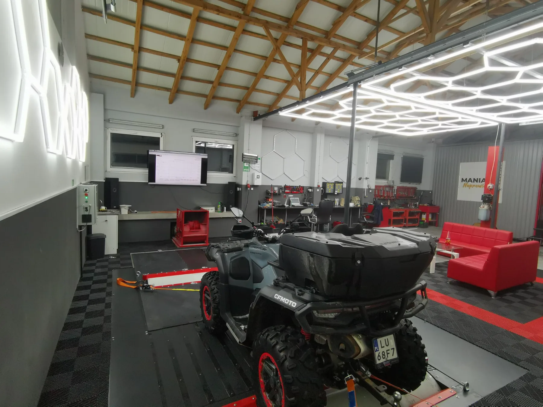 Quad na hamowni w pomieszczeniu MNgarage