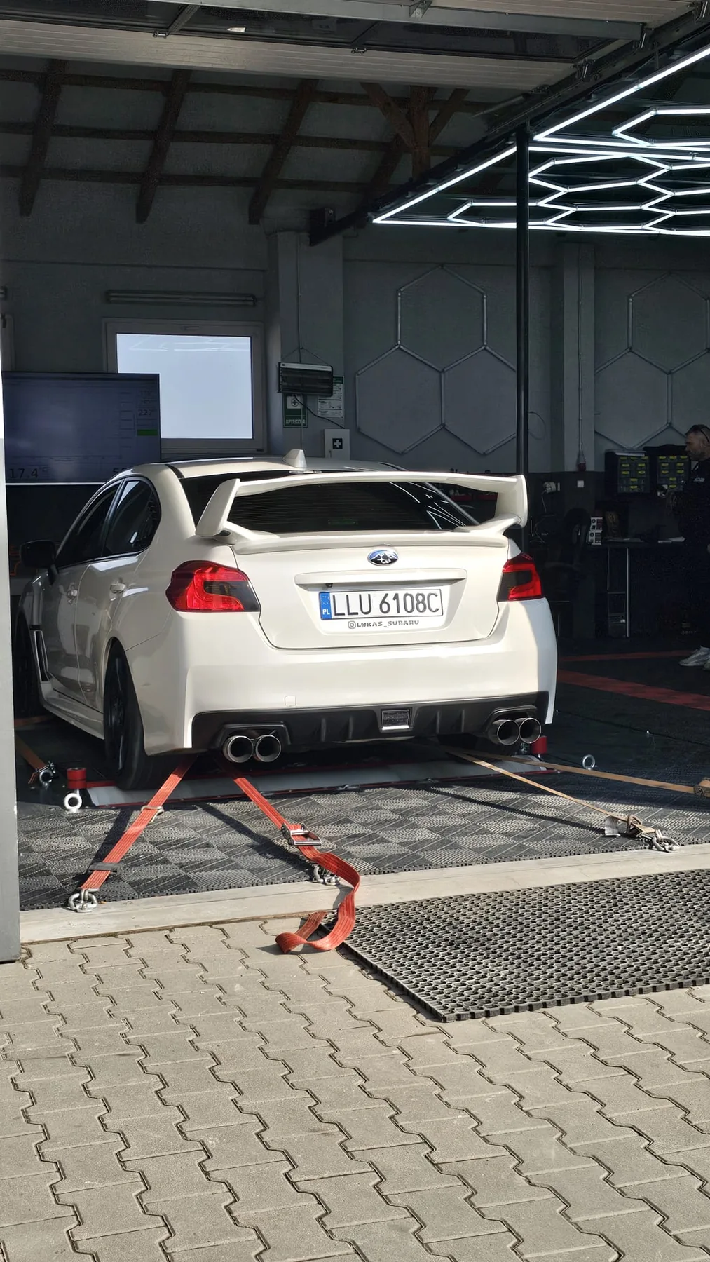 Białe Subaru na hamowni MNgarage