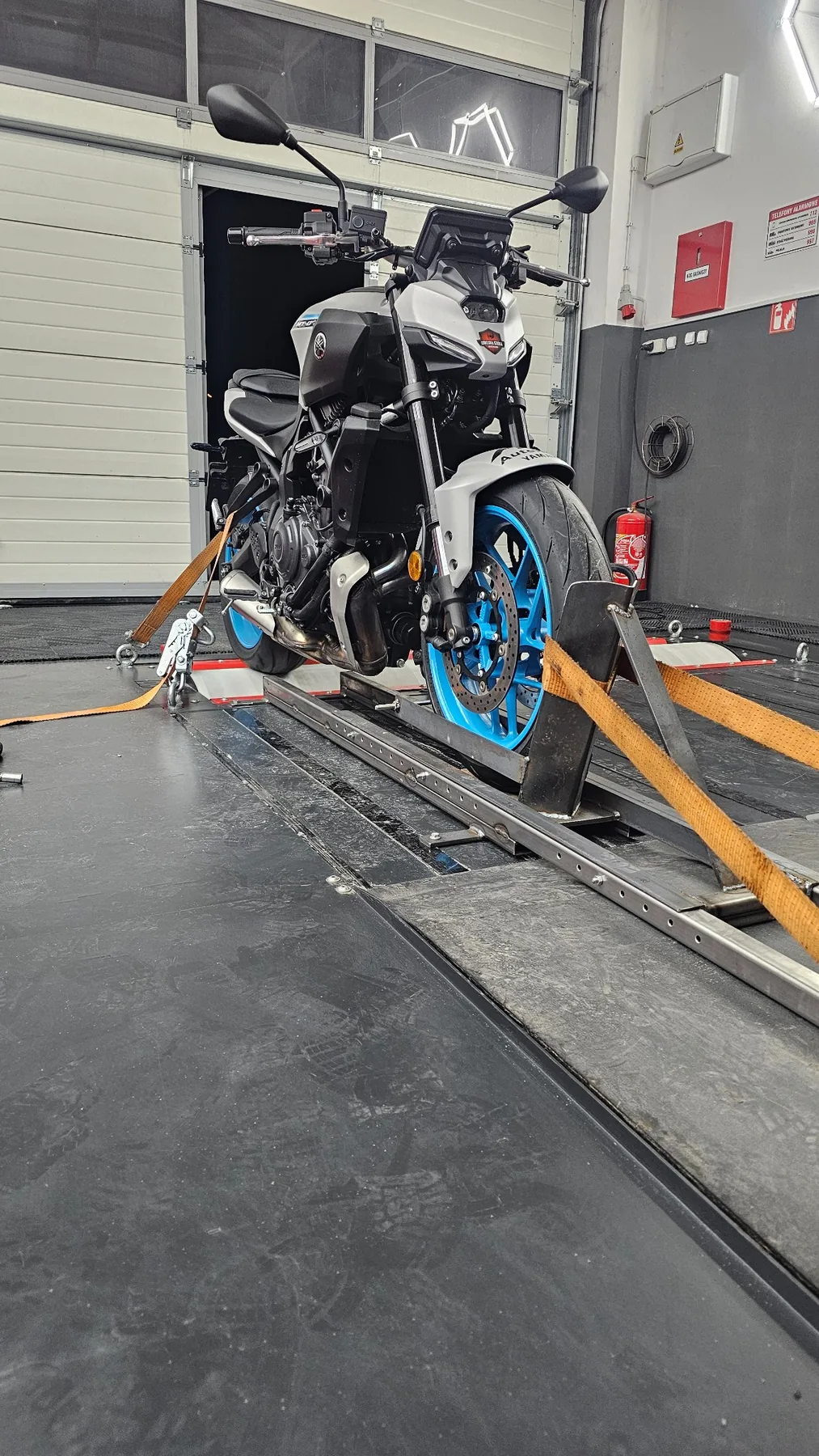 Motocykl Yamaha na hamowni