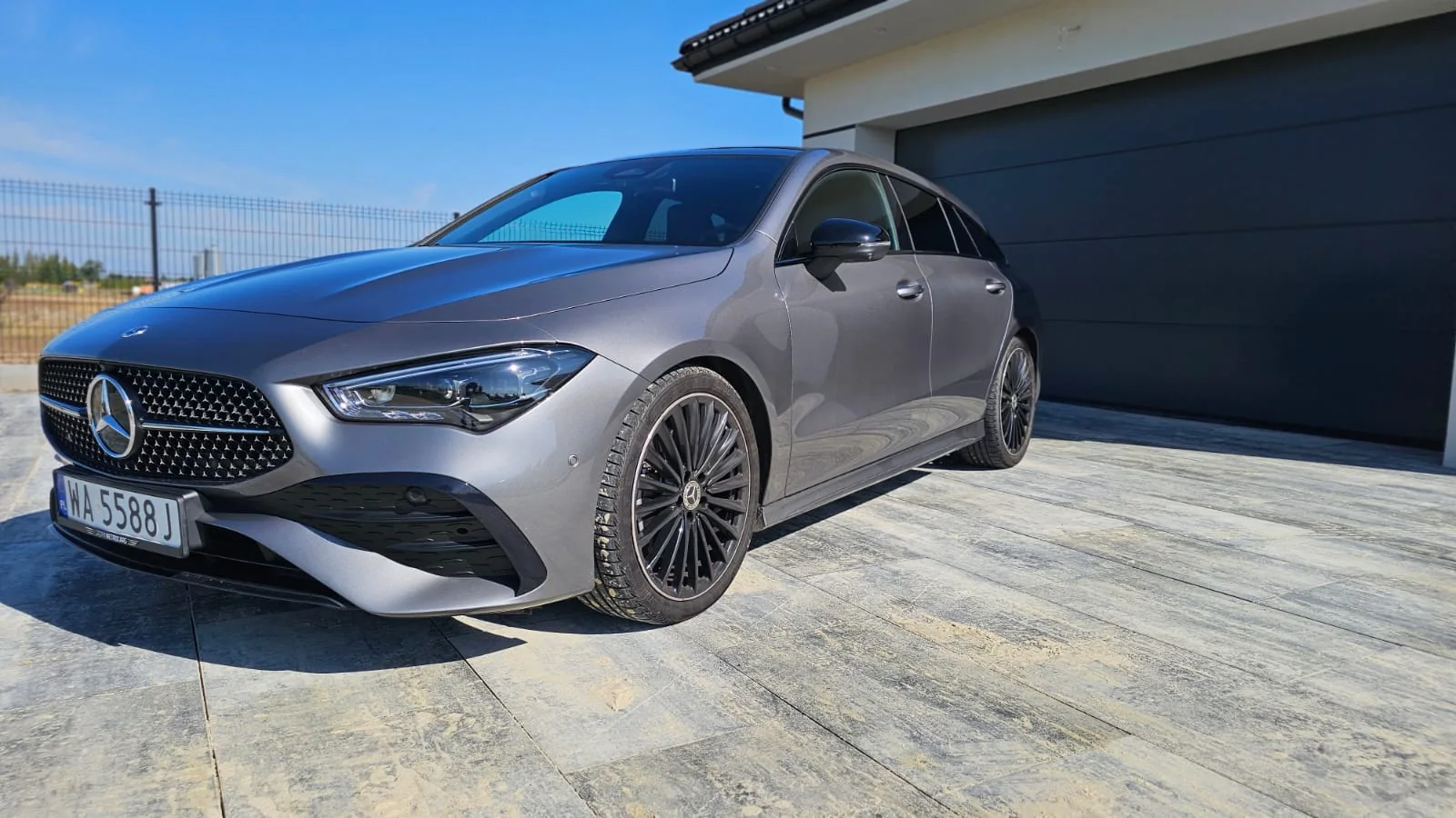 Srebrny Mercedes CLA 200d w ujęciu trzy czwarte