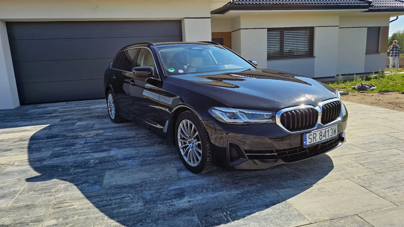 BMW Serii 5 G31 z przodu, na podjeździe