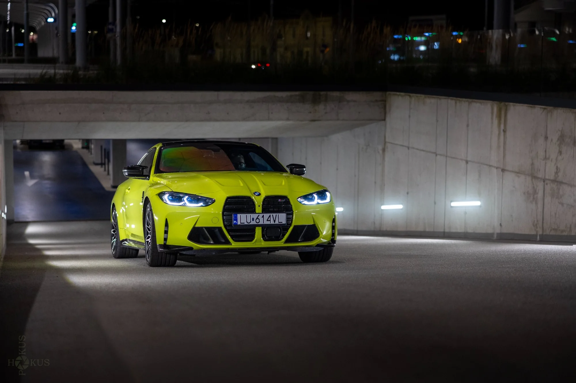 Limonkowe BMW M4 Competition nocą